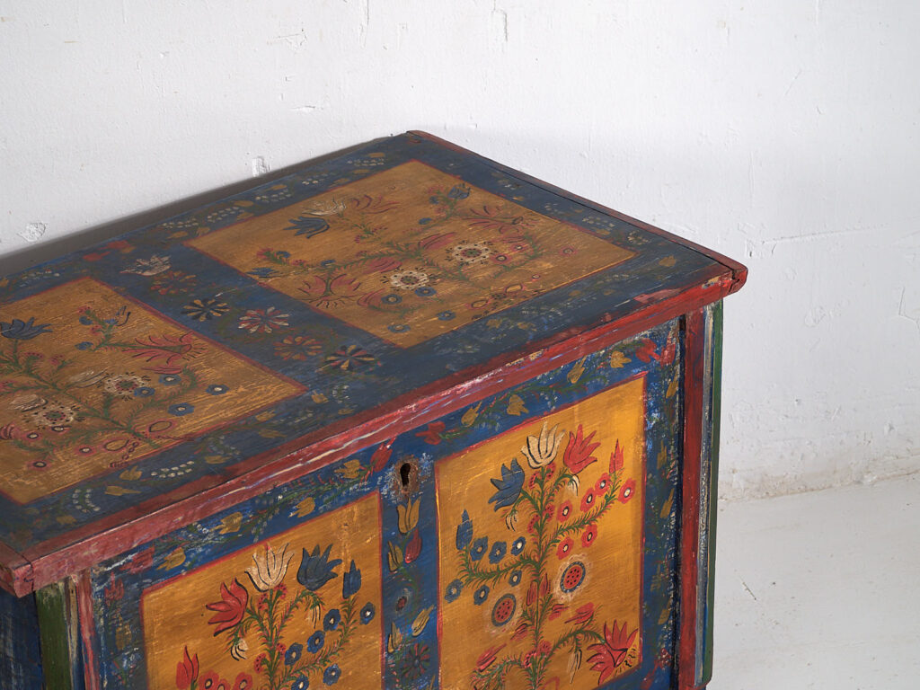 Arcón antiguo de estilo arte popular con motivos florales (c.1920) #95