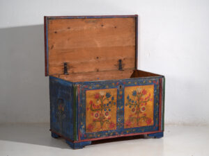 Arcón antiguo de estilo arte popular con motivos florales (c.1920) #95