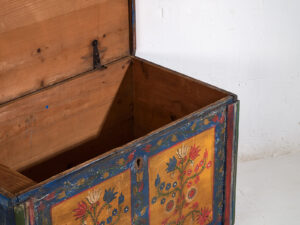 Arcón antiguo de estilo arte popular con motivos florales (c.1920) #95