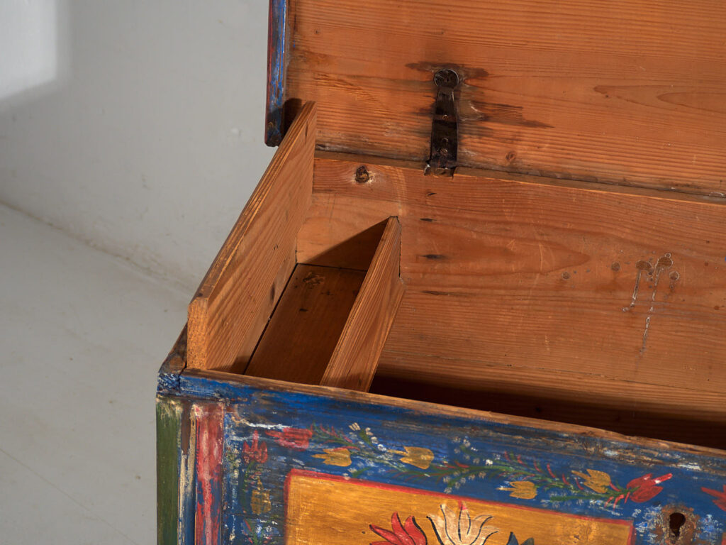 Arcón antiguo de estilo arte popular con motivos florales (c.1920) #95