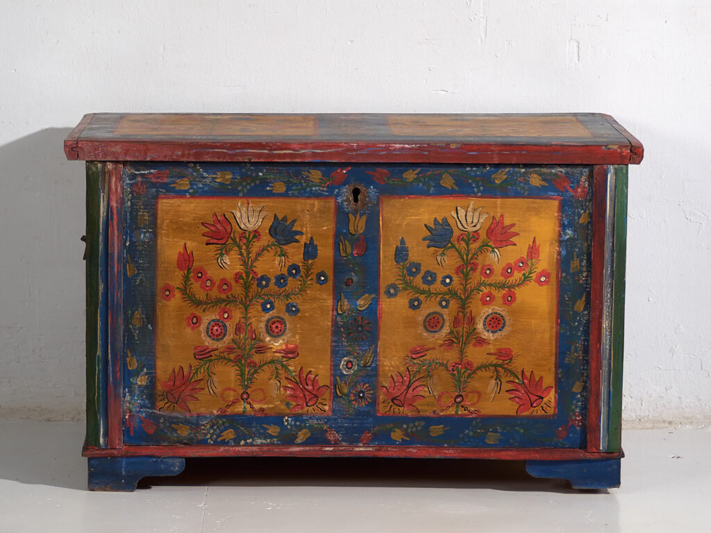 Arcón antiguo de estilo arte popular con motivos florales (c.1920) #95