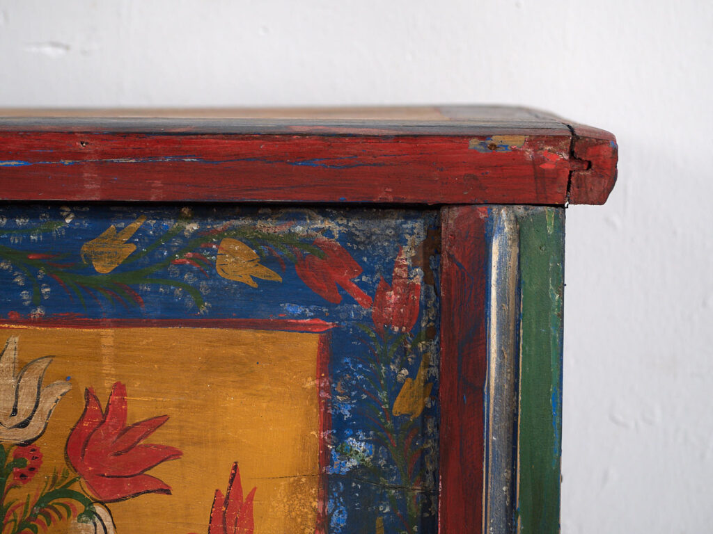 Arcón antiguo de estilo arte popular con motivos florales (c.1920) #95