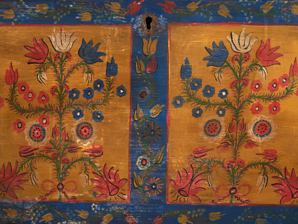 Arcón antiguo de estilo arte popular con motivos florales (c.1920) #95