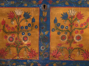 Arcón antiguo de estilo arte popular con motivos florales (c.1920) #95