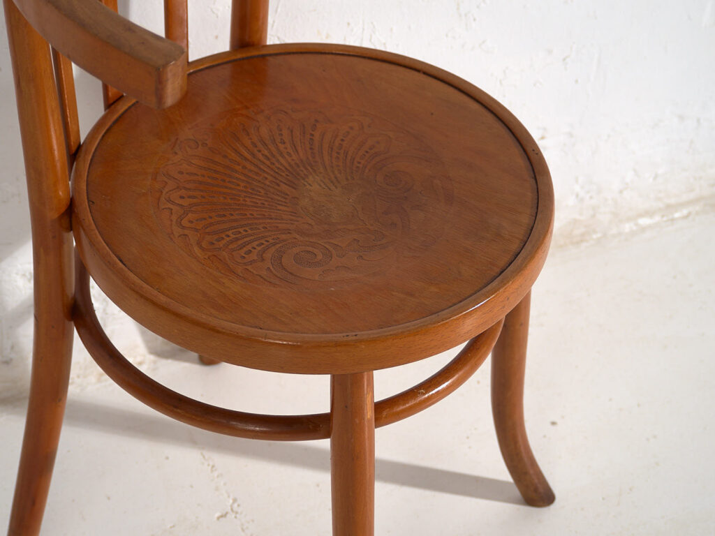 Chaises anciennes en bois courbé avec assise gravée (c.1920). Ensemble de 4 pièces #1