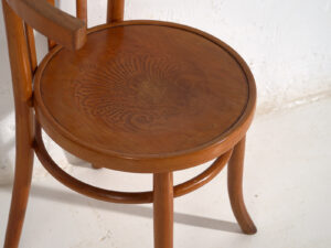 Chaises anciennes en bois courbé avec assise gravée (c.1920). Ensemble de 4 pièces #1