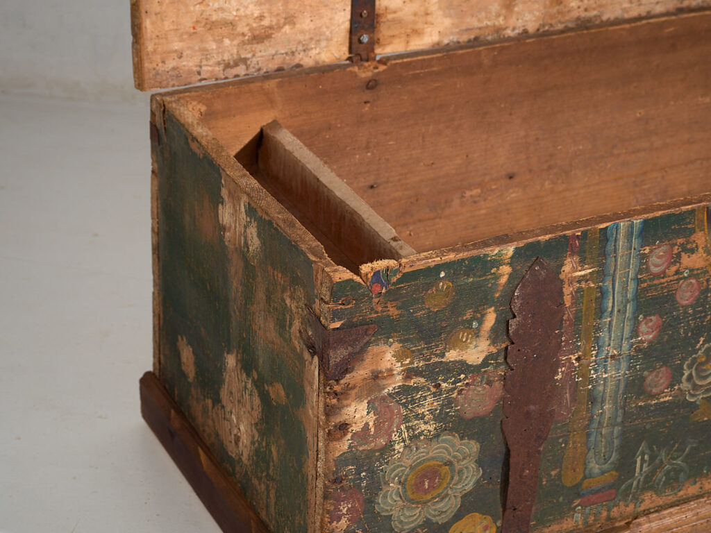 Baúl antiguo pintado a mano con motivos florales (Año 1869) #98