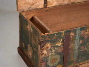 Baúl antiguo pintado a mano con motivos florales (Año 1869) #98