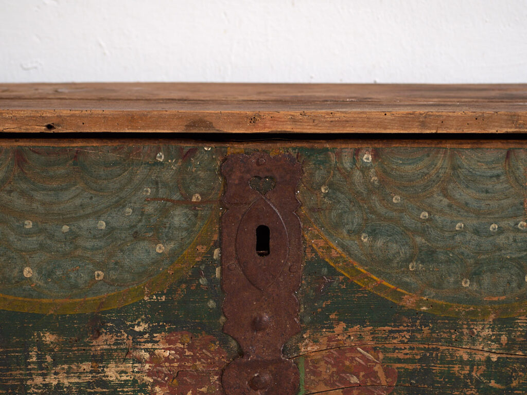 Baúl antiguo pintado a mano con motivos florales (Año 1869) #98