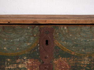 Baúl antiguo pintado a mano con motivos florales (Año 1869) #98