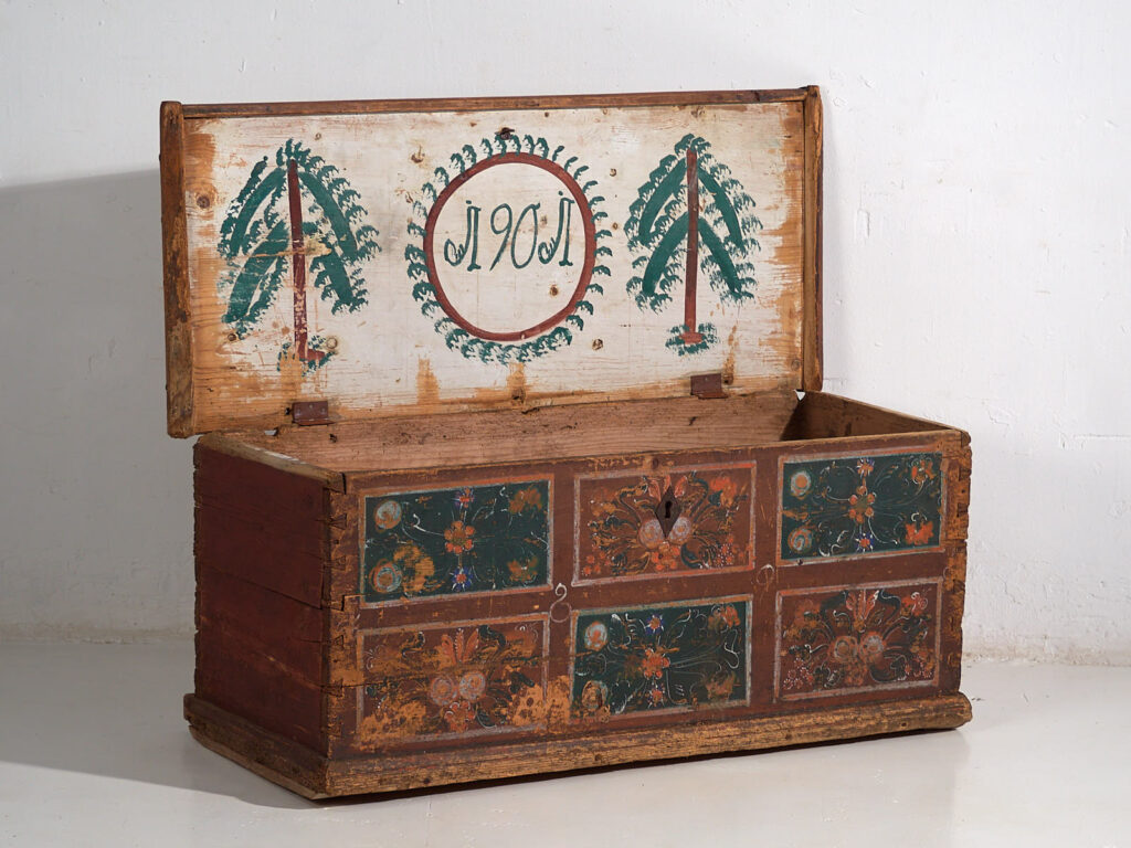 Baúl de almacenaje antiguo con decoración floral (Año 1895) #102