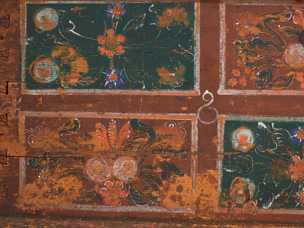 Baúl de almacenaje antiguo con decoración floral (Año 1895) #102