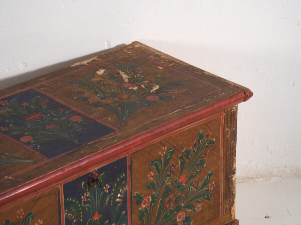 Arcón nupcial antiguo con policromía de motivos florales (c.1860) #104