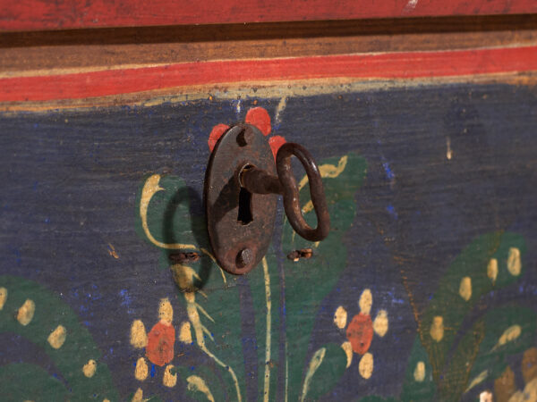 Arcón nupcial antiguo con policromía de motivos florales (c.1860) #104