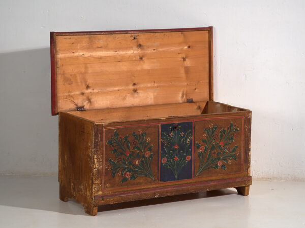 Arcón nupcial antiguo con policromía de motivos florales (c.1860) #104