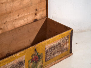 Baúl antiguo con estructura metálica (c.1920) #2