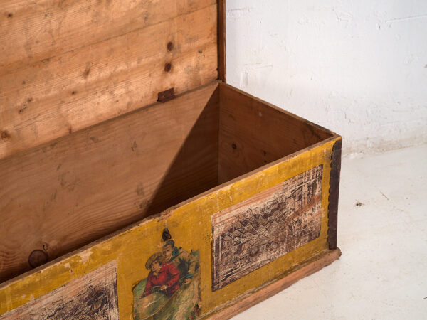 Baúl antiguo con estructura metálica (c.1920) #2