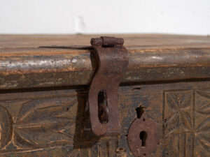 Arcón antiguo tallado con motivos florales (c.1820) #9