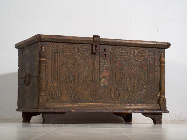 Arcón antiguo tallado con motivos florales (c.1820) #9