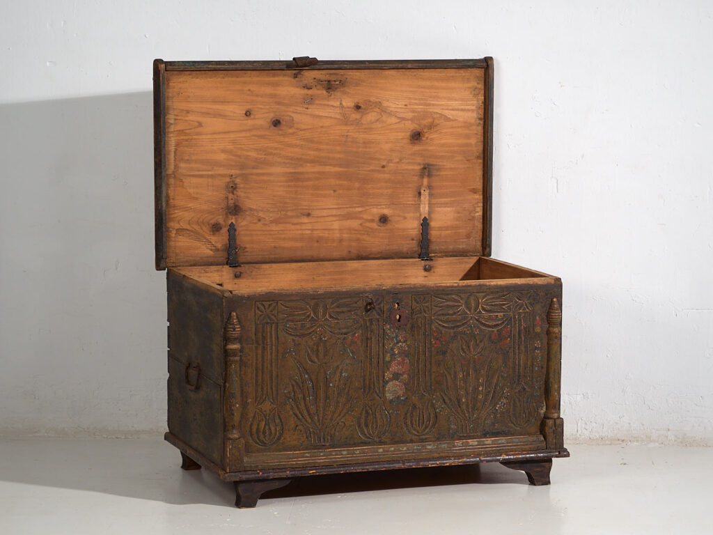 Arcón antiguo tallado con motivos florales (c.1820) #9