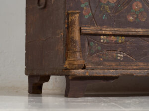 Cofre nupcial antiguo con decoración vegetal en relieve (c.1820) #10