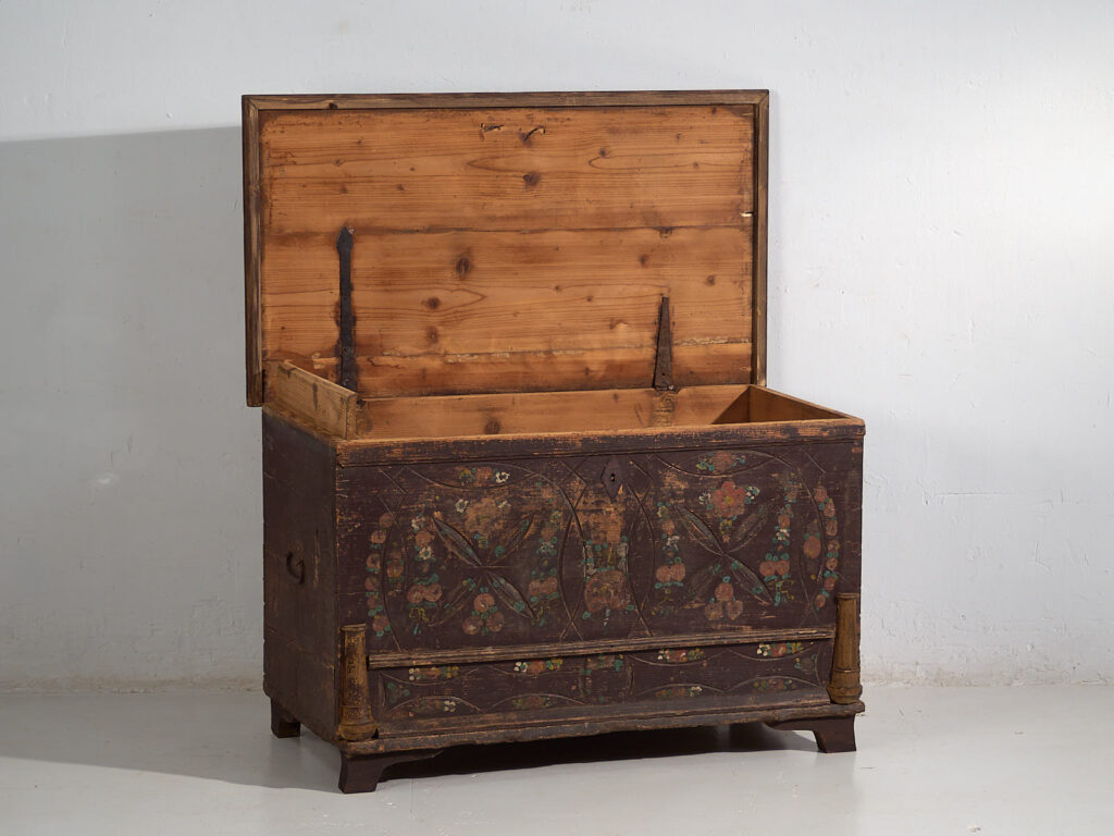 Cofre nupcial antiguo con decoración vegetal en relieve (c.1820) #10