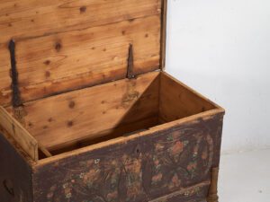 Cofre nupcial antiguo con decoración vegetal en relieve (c.1820) #10