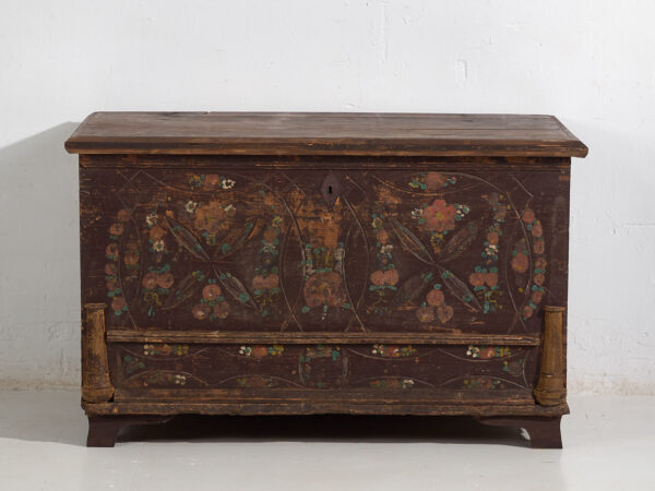 Cofre nupcial antiguo con decoración vegetal en relieve (c.1820) #10