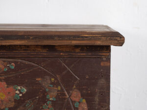 Cofre nupcial antiguo con decoración vegetal en relieve (c.1820) #10