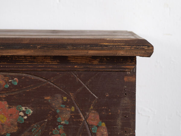 Cofre nupcial antiguo con decoración vegetal en relieve (c.1820) #10