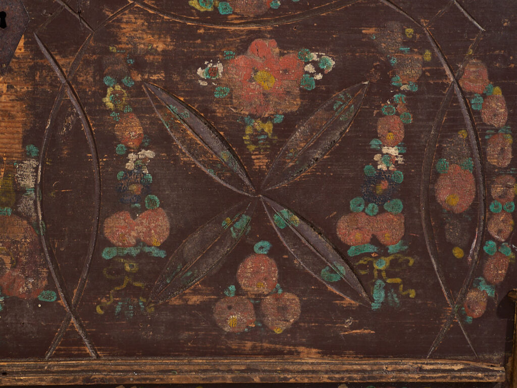 Cofre nupcial antiguo con decoración vegetal en relieve (c.1820) #10