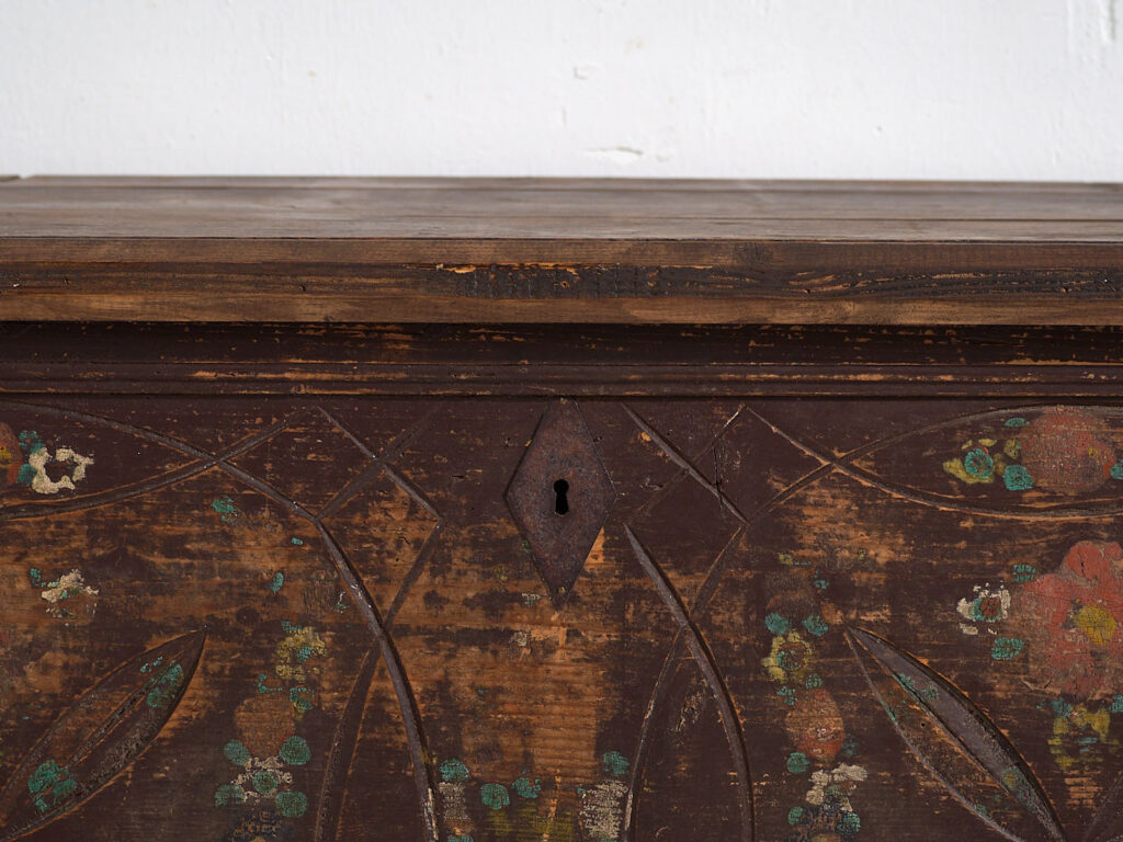 Cofre nupcial antiguo con decoración vegetal en relieve (c.1820) #10