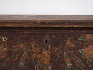 Cofre nupcial antiguo con decoración vegetal en relieve (c.1820) #10