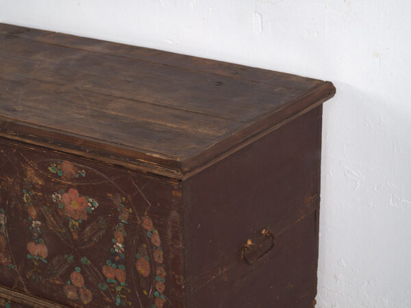 Cofre nupcial antiguo con decoración vegetal en relieve (c.1820) #10