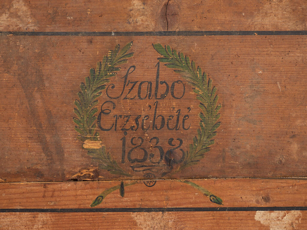 Baúl antiguo de estilo arte popular (Año 1838) #46