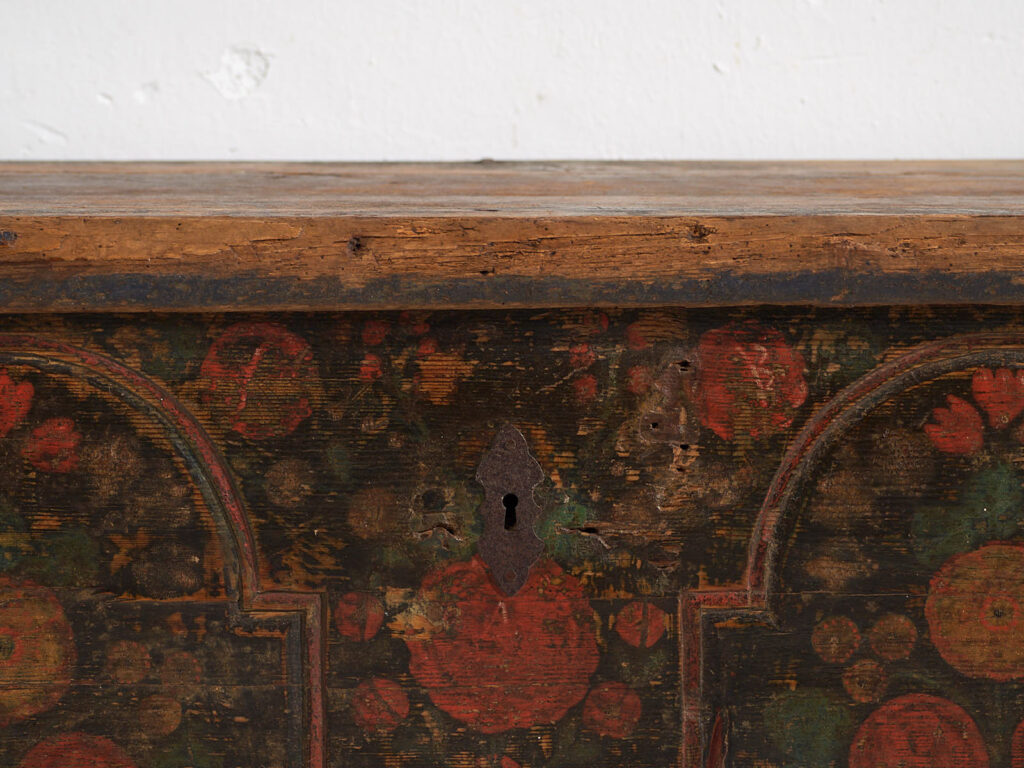 Baúl antiguo de estilo arte popular (Año 1838) #46