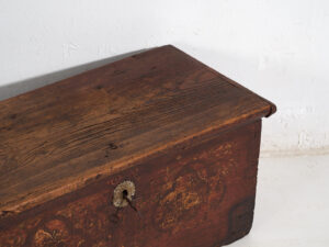 Arcón antiguo pintado con motivos florales y cerradura de hierro (c.1820) #47