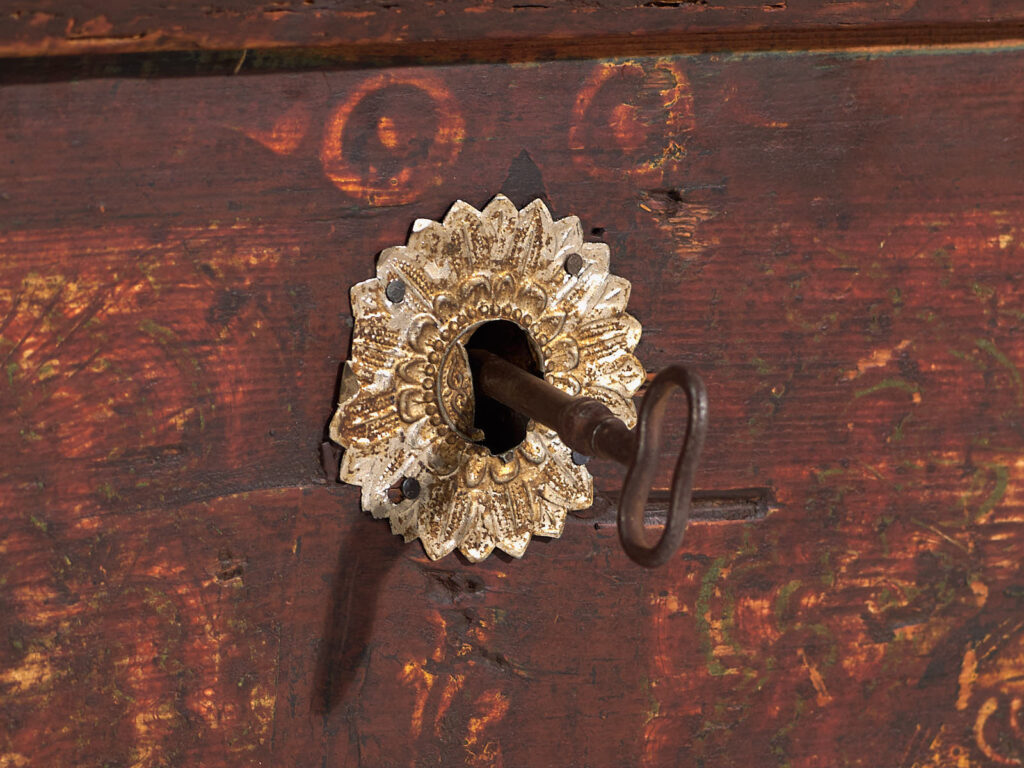 Arcón antiguo pintado con motivos florales y cerradura de hierro (c.1820) #47