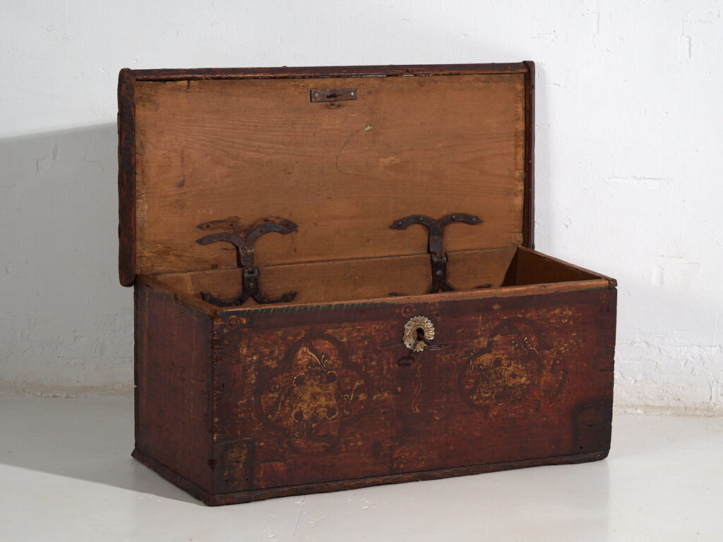Arcón antiguo pintado con motivos florales y cerradura de hierro (c.1820) #47