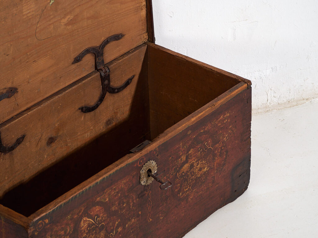 Arcón antiguo pintado con motivos florales y cerradura de hierro (c.1820) #47