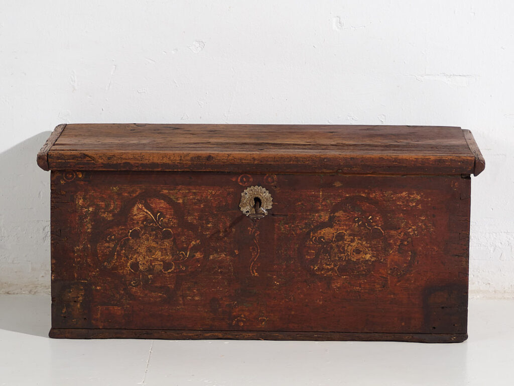 Arcón antiguo pintado con motivos florales y cerradura de hierro (c.1820) #47