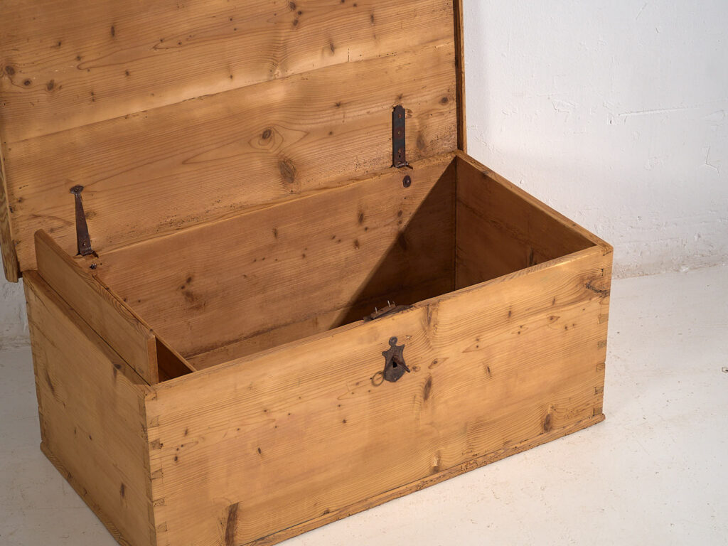 Baúl antiguo de madera maciza (c.1920) #2