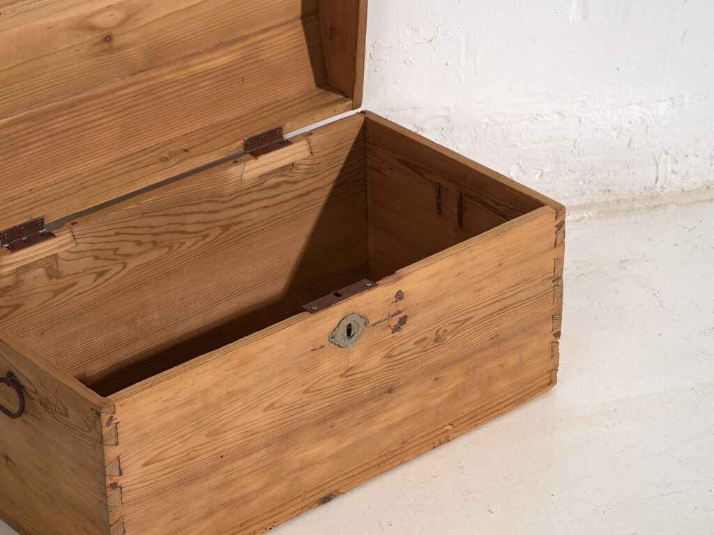 Pequeño cofre antiguo de viaje (c.1900) #1