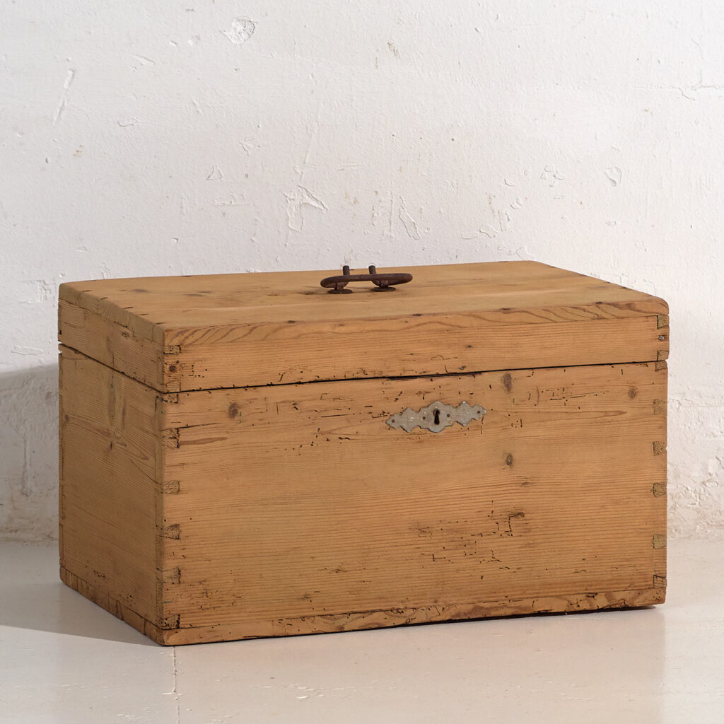 Cofre pequeño antiguo (c.1920) #2