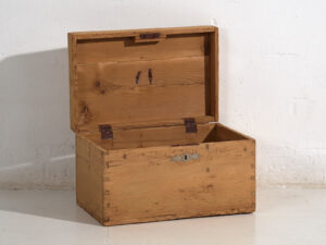 Cofre pequeño antiguo (c.1920) #2