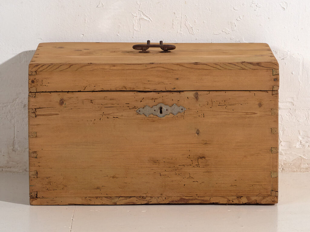 Cofre pequeño antiguo (c.1920) #2