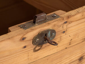 Cofre antiguo de madera maciza (c.1920) #6