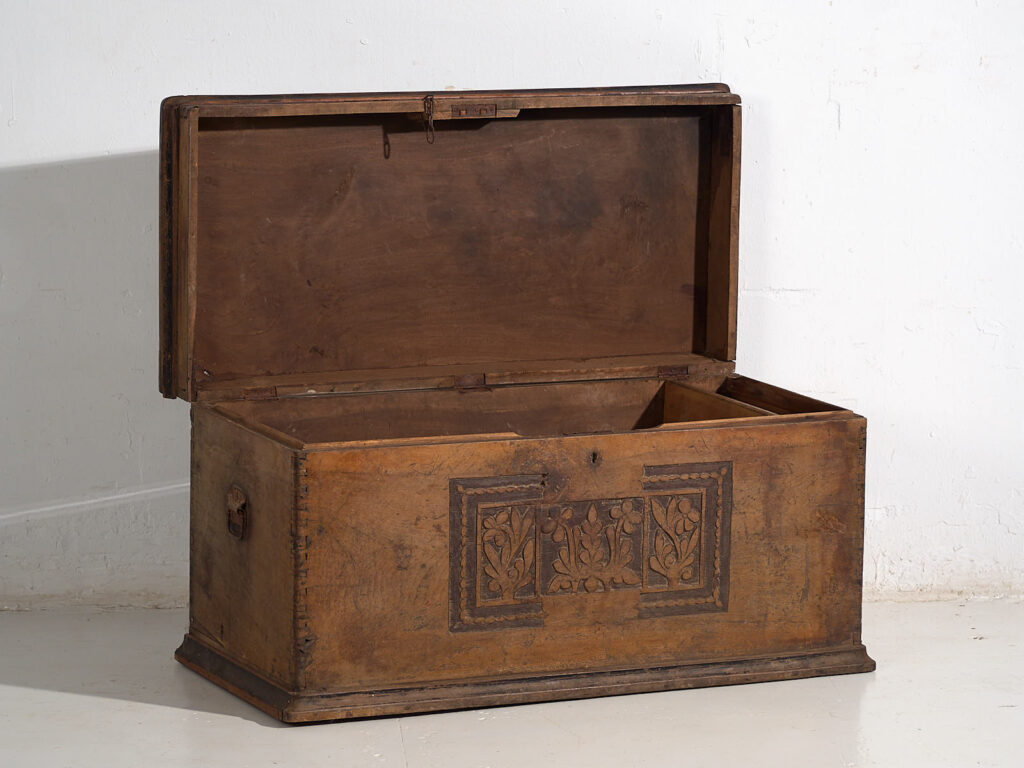 Antiguo arcón con motivos florales grabados (c.1850) #14