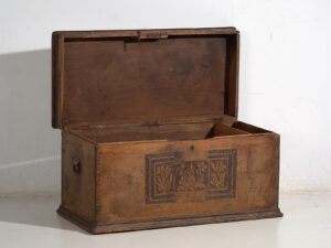 Antiguo arcón con motivos florales grabados (c.1850) #14