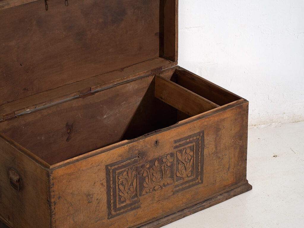 Antiguo arcón con motivos florales grabados (c.1850) #14